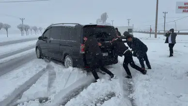 Bitlis'e kış geri döndü : Nisan ayında kar yağdı