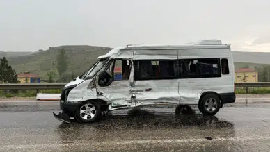 Ankara'da karşı şeride geçen tır, minibüse çarptı : 11 yaralı