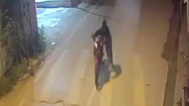 Adana'da hırsızlık anı kamerada : Çalınan motosikletinin peşinden koştu ama yetişemedi