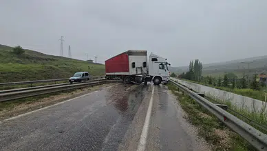 Ankara'da yağışlı havada tır ile minibüs çarpıştı : 11 yaralı