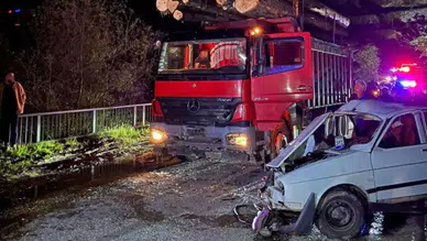 Gümüşhane'de otomobil ile kamyon çarpıştı : 2'si ağır 3 yaralı