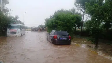 Aydın'da sağanak yağış hayatı felç etti : Çatılar uçtu, ağaçlar devrildi