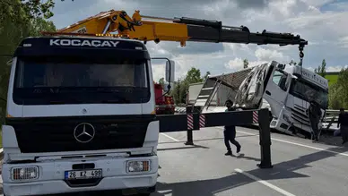Afyonkarahisar'da eşya yüklü tır refüje yan yattı