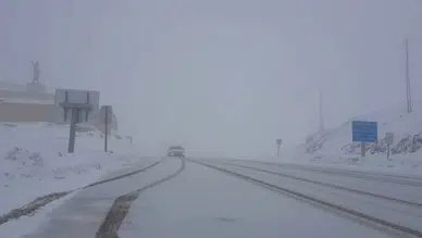 Bayburt-Erzurum kara yolunda mayıs ayında kar yağışı etkili oldu