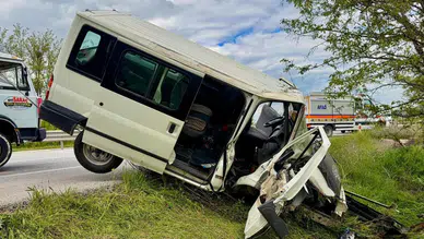 Afyonkarahisar'da minibüs ağaca çarptı : 2 kişi yaralandı