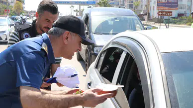 Mersin Silifke'de trafik uygulamalarında sürücülere yoğurt ve çilek ikramı