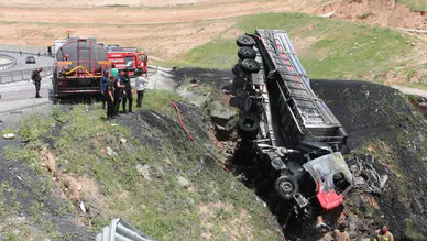 Şırnak'ta tır devrildi : Sürücü yanarak hayatını kaybetti