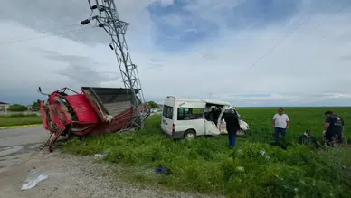 Aksaray'da minibüs ile kamyonet çarpıştı : 5 yaralı