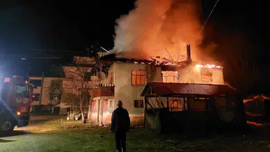 Isparta'da soba kovası yangına yol açtı : İki katlı ev alevlere teslim oldu
