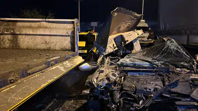 Kilis'te park halindeki tıra çarpan otomobilde 2 kişi yaralandı