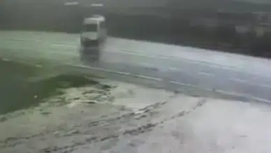 Malatya'da kaza : Minibüs şarampole devrildi