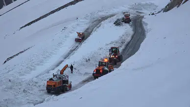Van'da 5 aydır kapalı olan Bahçesaray yolu bugün açılıyor : Gözler çığ komisyonunda
