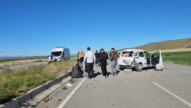 Bitlis Adilcevaz'da kaza : Araç takla attı, 3 kişi yaralandı
