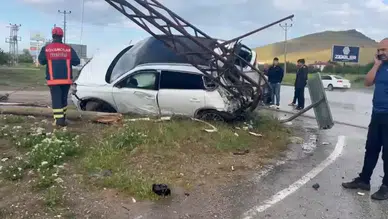 Elazığ'da kontrolden çıkan araç yüksek gerilim direğine çarptı : 4 yaralı