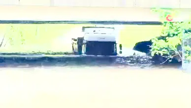 Kocaeli'de alt geçit suyla doldu, tır sürücüsü mahsur kaldı