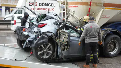 Kocaeli D-100'de zincirleme kaza : Otomobil iki tırın arasında kağıt gibi ezildi