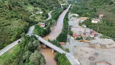 Araklı'da dere taştı , kapanan Trabzon-Bayburt yolu ulaşıma açıldı