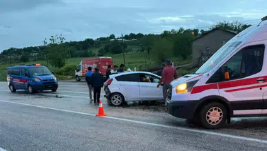 Adıyaman'da iki otomobil çarpıştı : 3 kişi yaralandı