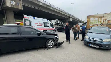 Samsun'da iki otomobil çarpıştı : 2 kişi yaralandı