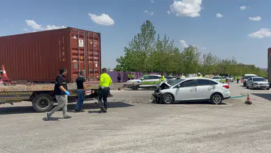 Gaziantep'te feci kaza : Otomobil tıra çarptı, 1 ölü, 4 yaralı