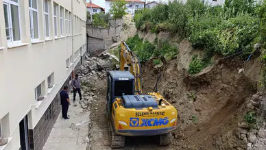Manisa'da okul duvarı çöktü : Ekipler çalışmalara başladı
