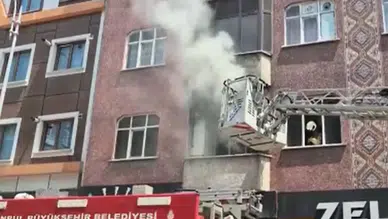 Sultangazi'de daire yangını : Şarjda unutulan cep telefonu evi yaktı