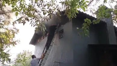 Bolu'da 2 katlı evin çatısında yangın çıktı