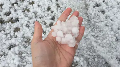 Gümüşhane'de dolu etkisini artırdı : Cadde ve sokaklar göle döndü