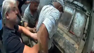 Mersin'de çöp kamyonuna sıkışan işçi ağır yaralandı