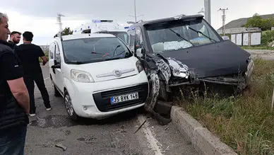 Kars'ta kaza : 2 yetişkin, 3 çocuk yaralandı