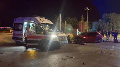Erzincan'da kavşakta iki araç çarpıştı : 2 yaralı