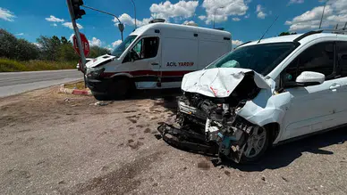 Ambulans ve araç çarpıştı, 7 kişi yaralandı