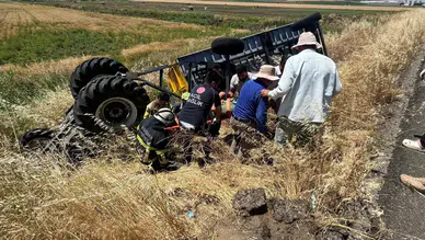 Diyarbakır'da traktör takla attı: Sürücü altında kalarak yaralandı