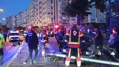 Balıkesir'de otomobil istinat duvarına çarptı : 1 ölü, 1 yaralı