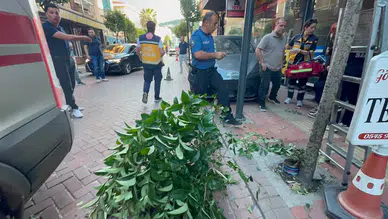 Bartın'da sürücü fren yerine gaza bastı, duvara çarparak durabildi