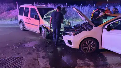 Tekirdağ Saray'da otomobil ile kamyonet çarpıştı : 4 yaralı