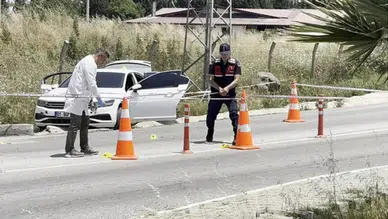 Cezaevi önünde silahlı saldırı dehşeti : Kaçarken kaza yapıp araç gasp ettiler