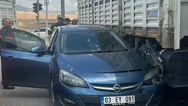 Siirt'te otomobil tırın yakıt deposuna çarptı