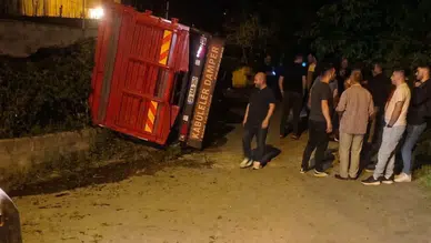 Giresun'da çay yüklü kamyon devrildi