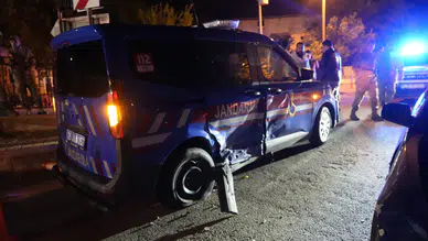Gümüşhane'de kaza : Alkollü sürücü jandarma aracına çarptı