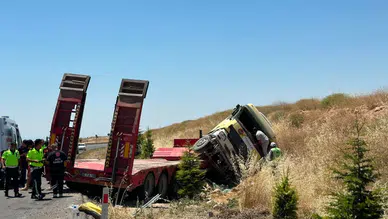 Uşak'ta kaza : Tır şarampole devrildi