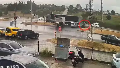 Antalya Manavgat'ta otomobili tır sürükledi : 3 yaralı