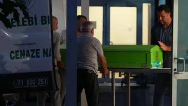 Babasını parçalara ayırıp tuvalete gömdü