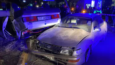 Sivas'ta iki otomobil çarpıştı : Takla atan araçta 2'si çocuk 5 kişi yaralandı