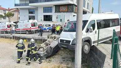 Bartın-Karabük yolunda işçi minibüsü, iki otomobile çarptı : 3 yaralı