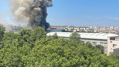 Arnavutköy'de sünger fabrikasında yangın