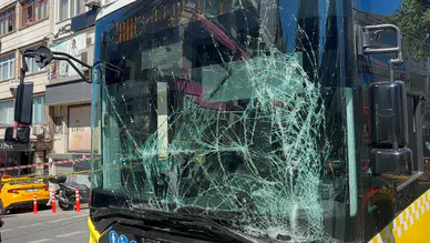 Fatih'te kaza : İETT otobüsü ile ambulans çarpıştı