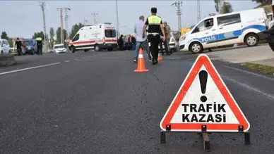 Amasya’da minibüs aydınlatma direğine çarptı : 1'i bebek 4 kişi yaralandı