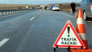 Uşak Sivaslı'da otomobil şarampole devrildi : 3 yaralı