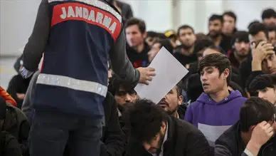 Sivas Koyulhisar'da 10 düzensiz göçmen yakalandı : 3 zanlı tutuklandı